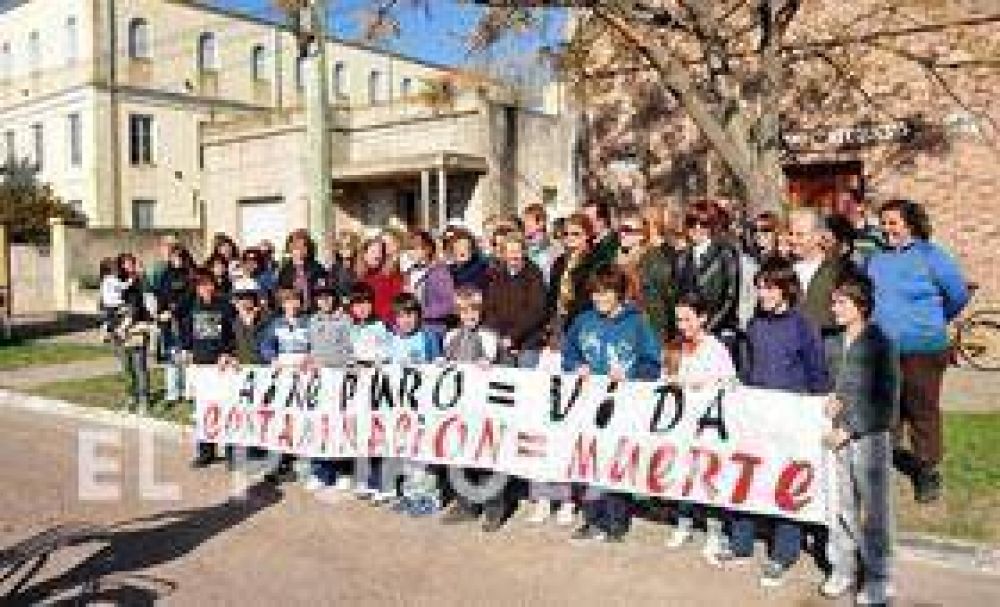 Los vecinos de Colonia Hinojo  se reunieron por �aire m�s puro�