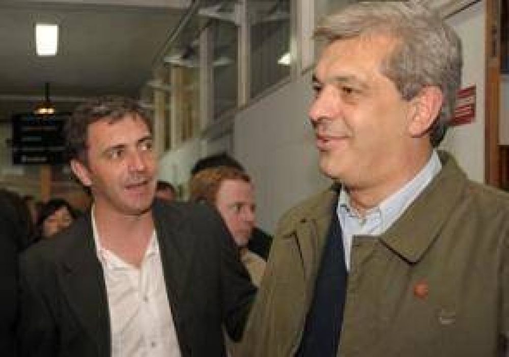 Ariel Notta junto al ministro Juli�n Dom�nguez en Chascom�s 