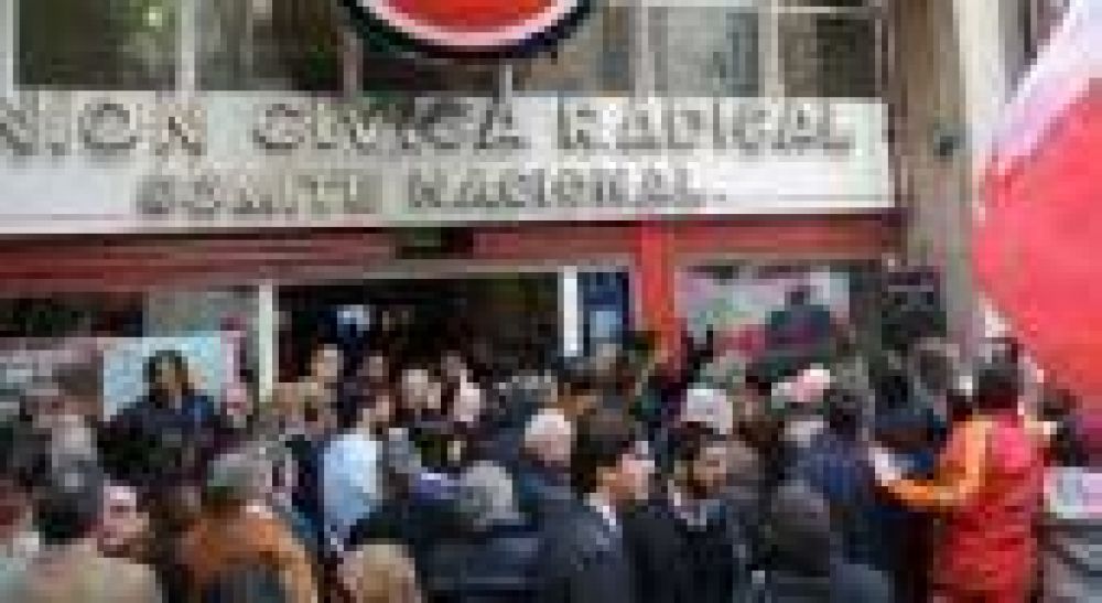 Candidatos radicales con foto, otro modo de "tomar distancia"