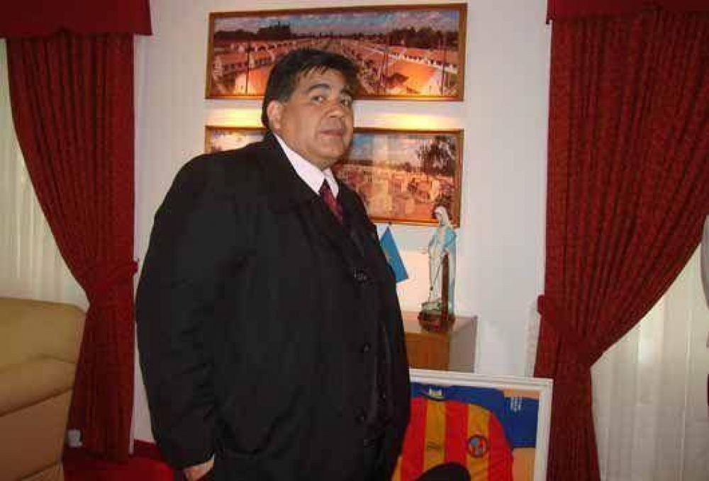Ishii espera con la pala en la mano