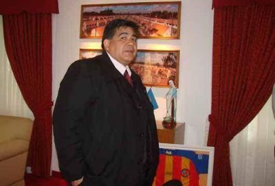 Ishii espera con la pala en la mano