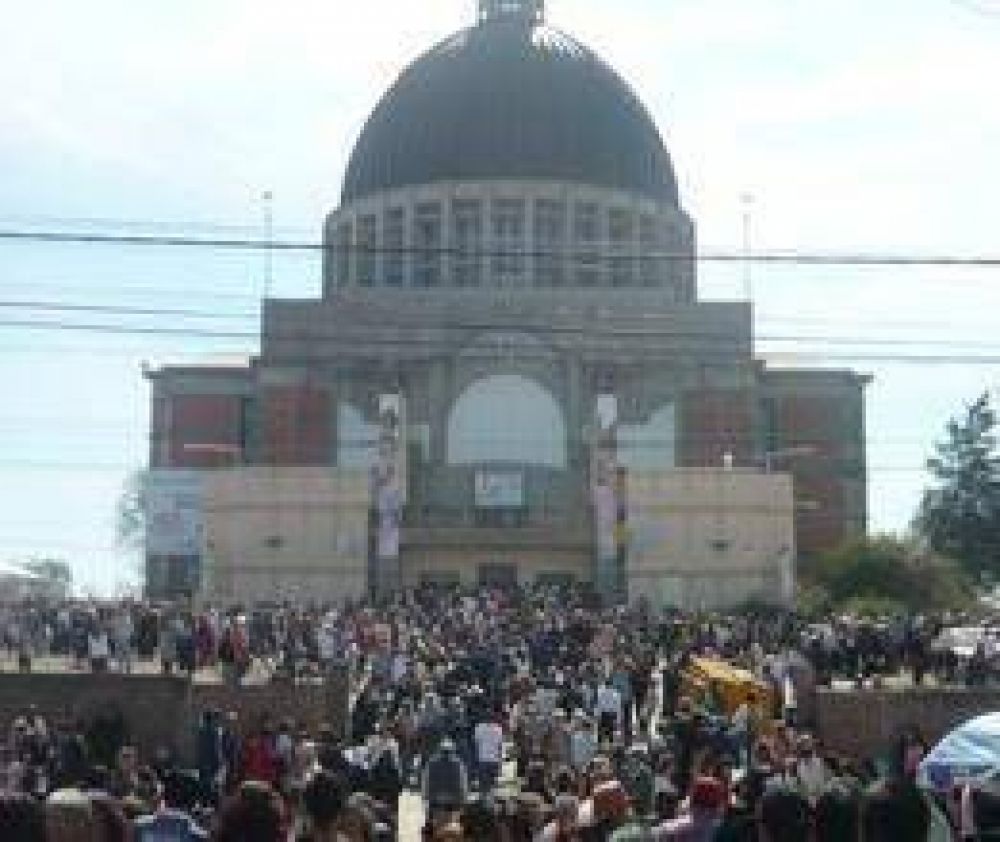 800 mil fieles veneraron a la Virgen