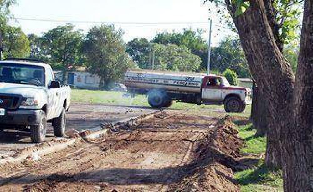 El Municipio avanza con el desmalezamiento y el riego en diversos barrios