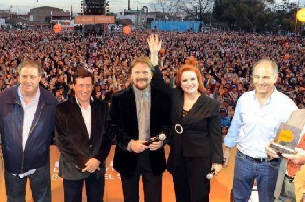 Con los Pimpinela, Lan�s celebr� el D�a del Jubilado