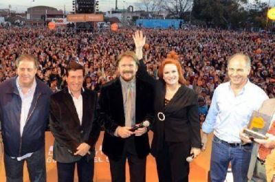Con los Pimpinela, Lan�s celebr� el D�a del Jubilado