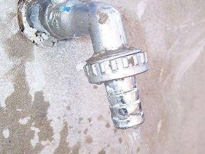  BROWN | RECLAMO    Los vecinos de Longchamps piden que se extienda la red de agua corriente