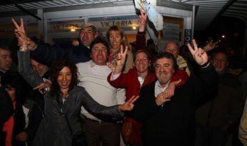 La amplia victoria en Bariloche desat� festejos en el Centro C�vico