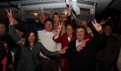 La amplia victoria en Bariloche desat� festejos en el Centro C�vico
