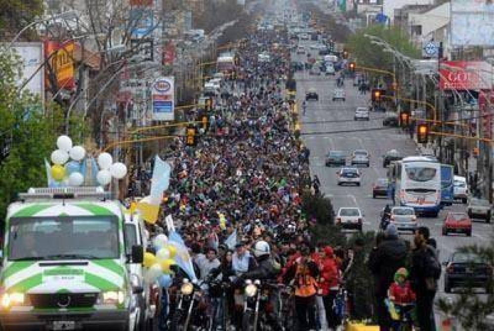 Multitudinaria participaci�n en la Caravana de la Primavera