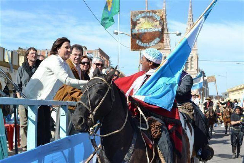 LUJ�N - GRACIELA ROSSO ENCABEZ� EL ACTO POR LA 67� PEREGRINACI�N GAUCHA