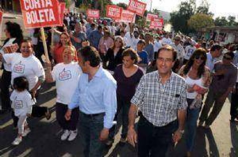 Iglesias elogi� a Cristina y recorri� La Estanzuela 
