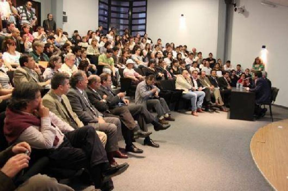 Debatieron sobre financiamiento productivo y comunicaci�n p�blica en Sociales
