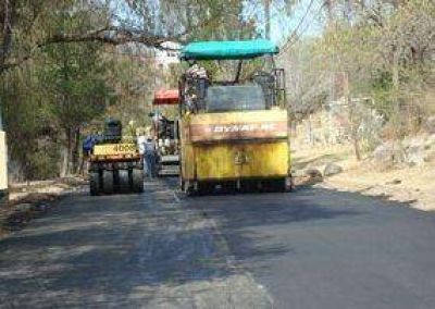 Potrero de los Funes: comenzaron a pavimentar once cuadras de la calle Los Pinos