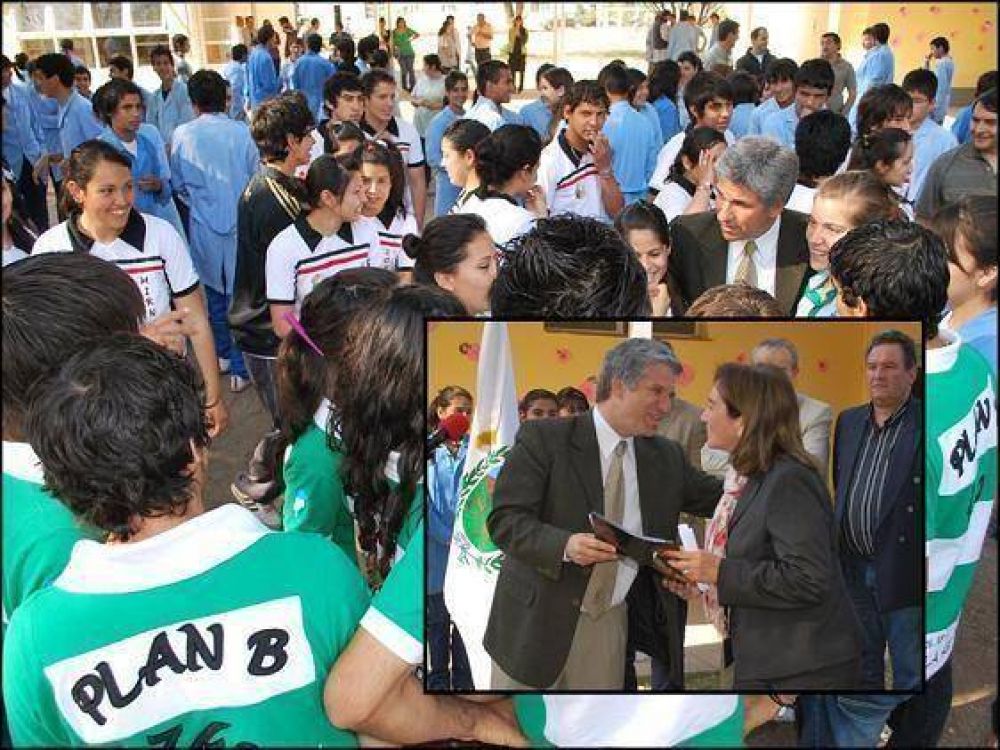 El Gobierno entreg� un subsidio a la escuela t�cnica �Juan Pascual Pringles� del paraje San Miguel