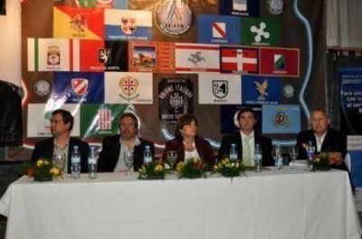 Los cinco candidatos expresaron sus propuestas en un foro de ideas
