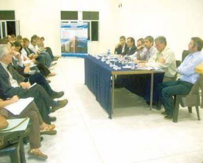 Panel de candidatos con el obispo Lozano