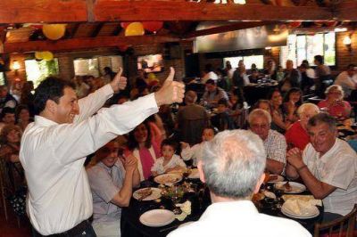 Massa comparti� con los vecinos del Delta su propuesta de gobierno 2011-2015