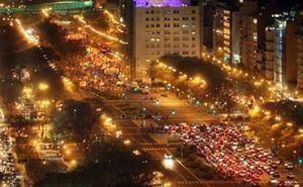 Campamento piquetero en la avenida 9 de Julio