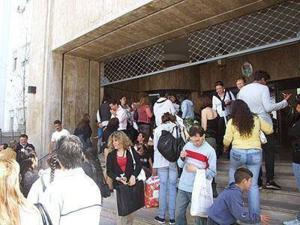 Lejos de la controversia pol�tica, reconocieron a vecinos ilustres