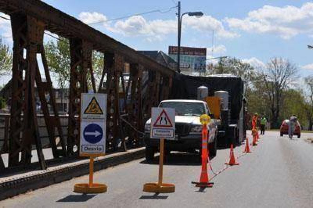 Comenzaron las tareas de reparaci�n y limpieza en el Puente M�ndez Casariego