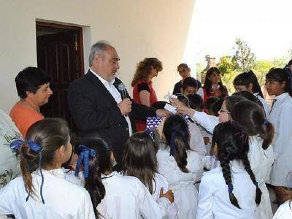 El gobernador Colombi visit� la Escuela N� 240 �Almafuerte� del Paraje Perich�n
