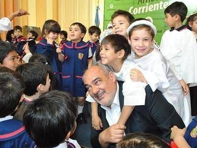 Colombi comparti� un grato momento con jardineritos de Santa Teresita del Ni�o Jes�s