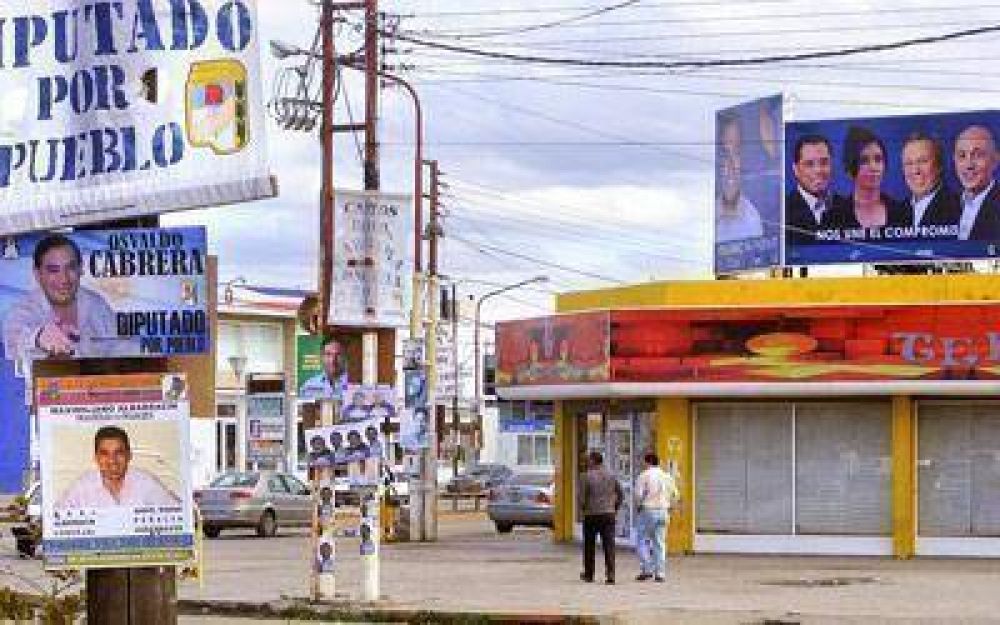 Los afiches proselitistas cubren todas las calles de Caleta Olivia