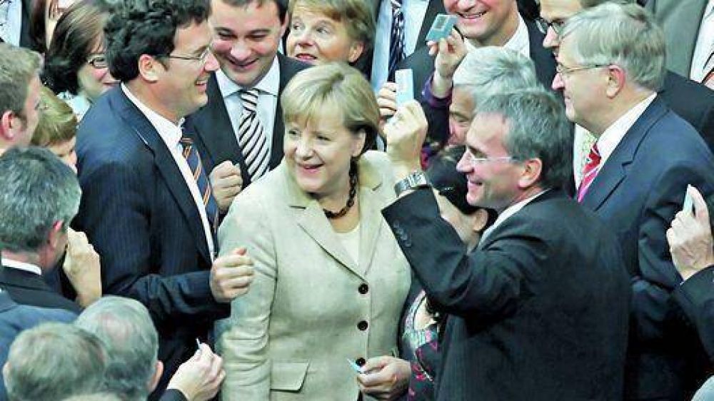 Un crucial voto de confianza en Alemania hace respirar al euro