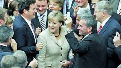 Un crucial voto de confianza en Alemania hace respirar al euro