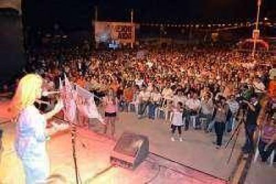 Ante m�s de 50 mil personas, Aida inaugur� la avenida Belgrano 