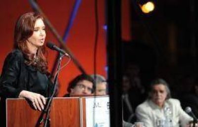 "Estamos al frente, tratando que el mar embravecido que nos tiran de afuera no le cause da�os a esta nave"