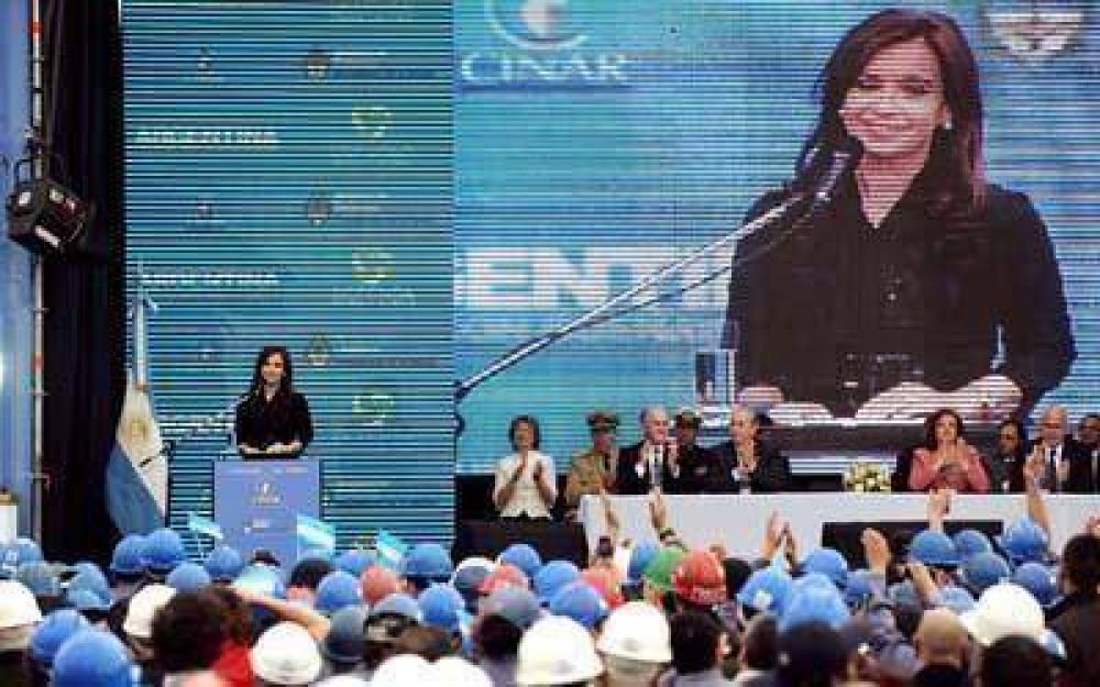 Cristina llega a Chubut acompa�ada en su avi�n por el gobernador electo