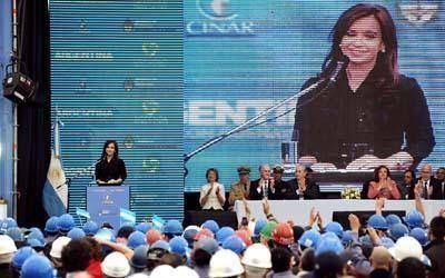 Cristina llega a Chubut acompa�ada en su avi�n por el gobernador electo