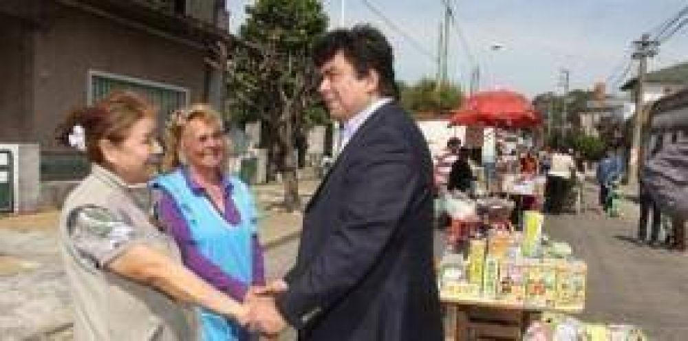 Fernando Espinoza visit� la feria de Villa Insuperable