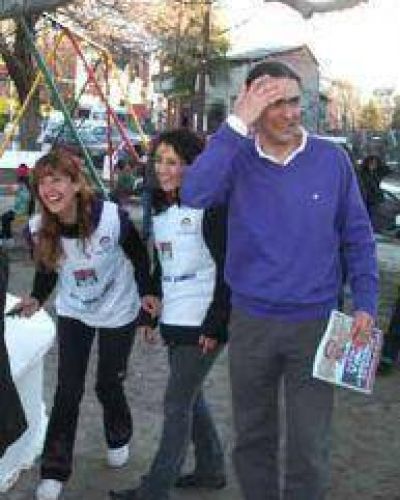 Carlos Valeri cerr� campa�a limpiando la plaza Espa�a