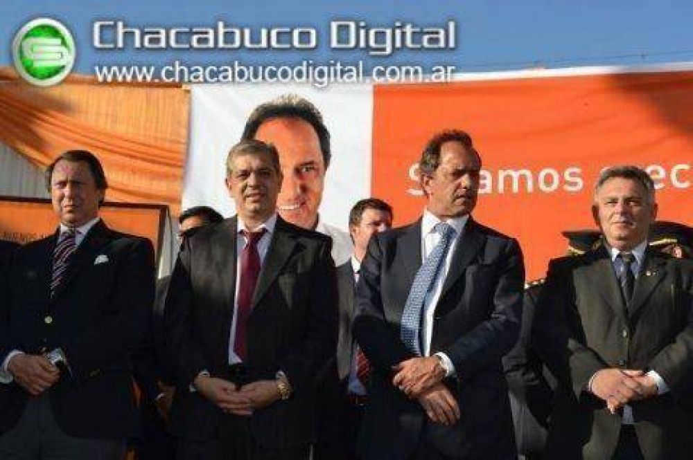El gobernador Scioli dej� subsidios y obras por casi dos mill�nes de pesos