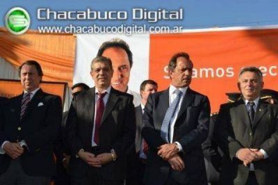 El gobernador Scioli dej� subsidios y obras por casi dos mill�nes de pesos