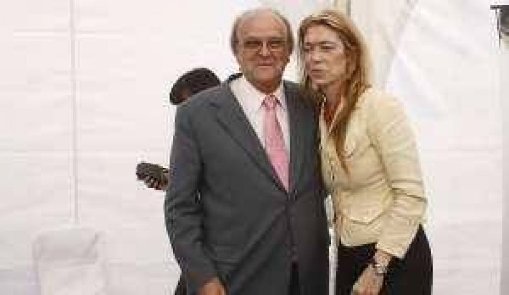 DE MENDIGUREN  VISIT� SAN JUAN ACOMPA�ANDO A LA MINISTRA DE INDUSTRIA