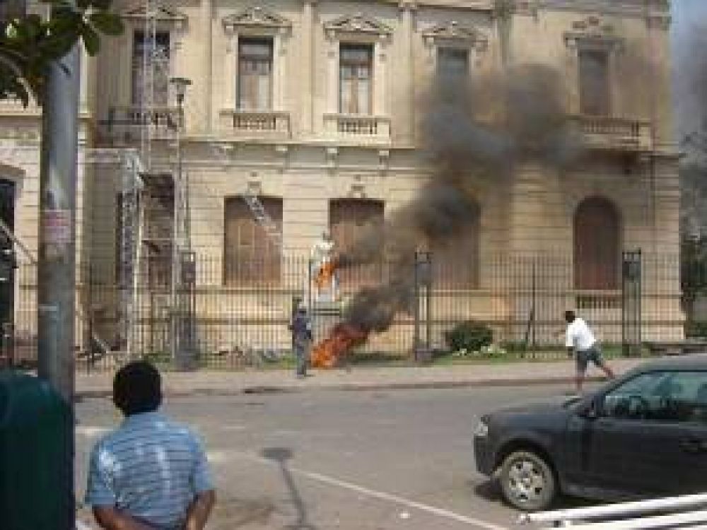 En reclamo de respuestas: manifestantes apedrearon Casa de Gobierno y cortaron calles