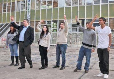 Cheppi incansable: particip� en acto de universitarios, se reuni� con jubilados y estuvo en local del Partido Intransigente