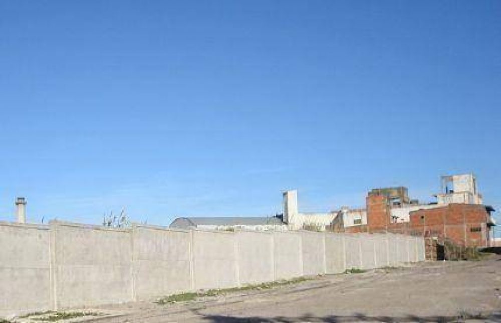 El Concejo tratar�a el caso del muro que cerca lo que iba a ser la Plaza del Obrero del Pescado