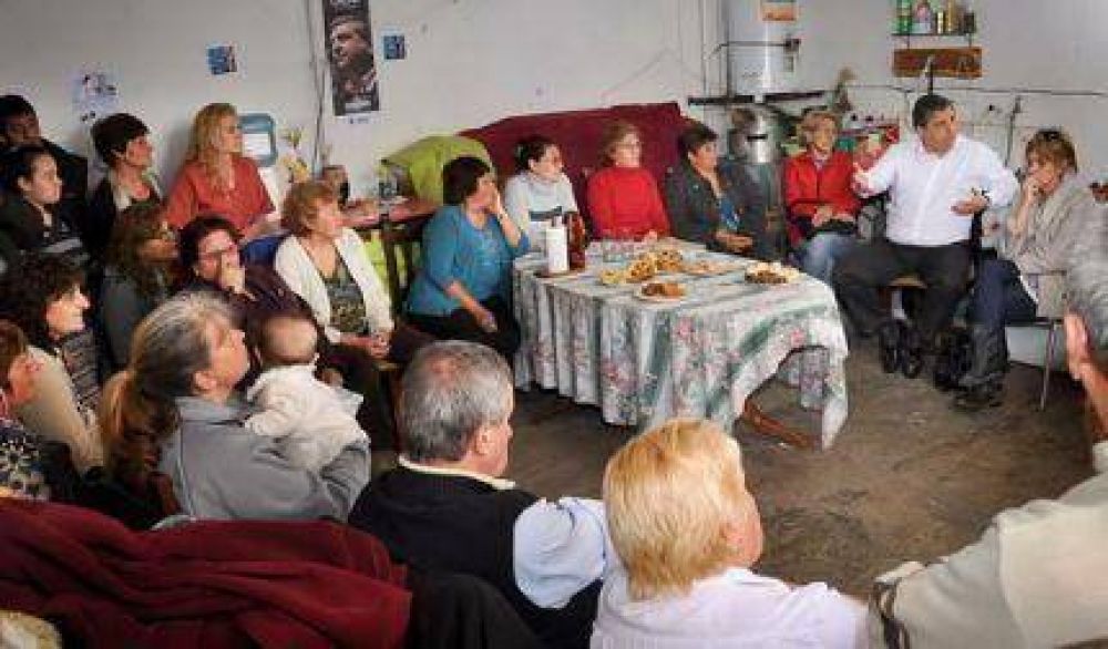 Cheppi se reuni� con los vecinos del Barrio Las Heras.
