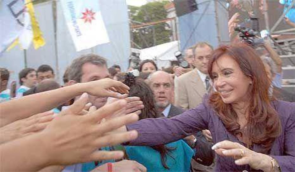Tras la lipotimia, CFK vuelve a sus giras por el conurbano