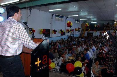 Massa present� las propuestas de su campa�a "+A" en Dique Luj�n