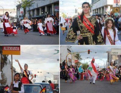 Se desarroll� el tradicional desfile de la Fiesta Provincial del Inmigrante