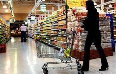 El personal del supermercado acord� con los ex propietarios
