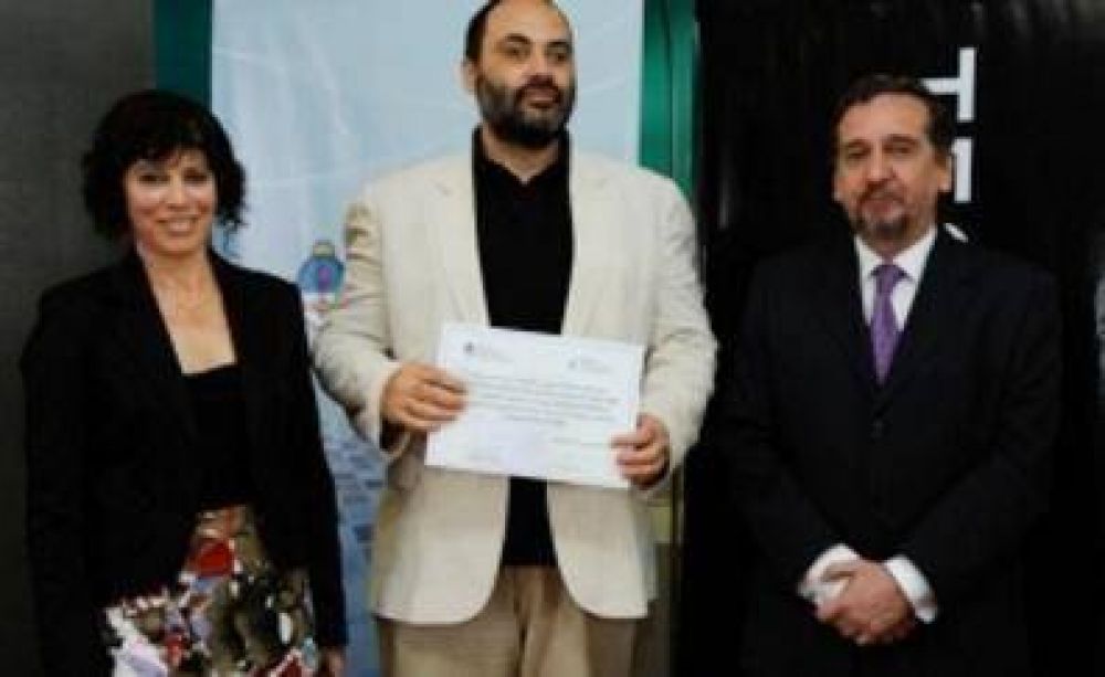 �En Mar del Plata se habla de Cristina cuando las papas queman; no puede ser que este se�or se jacte de estar con el proyecto nacional�, asever�.  �Ac� no hay corrupci�n, no hay valija de Antonini�, manifest� d�as atr�s el intendente Pulti en una entrevis