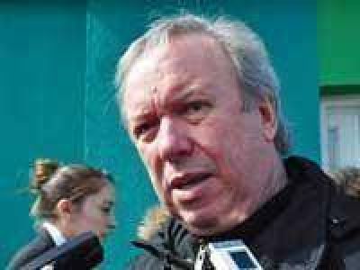 Peralta: �Vestimos un santo para desvestir otro�