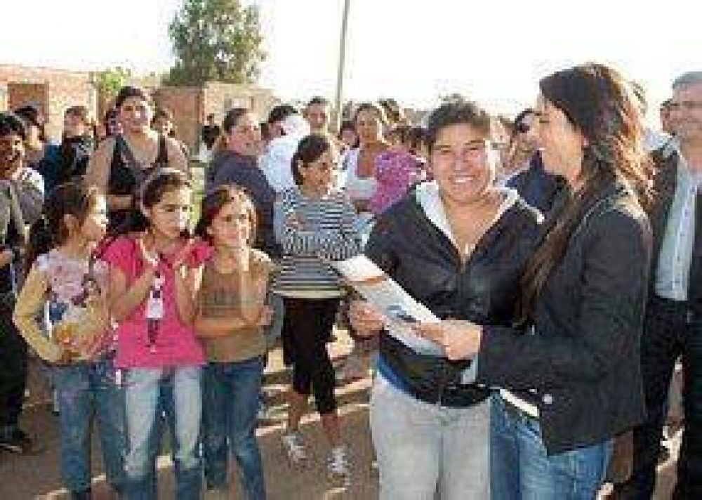 Vecinos del barrio Eva Per�n firmaron los contratos de adjudicaci�n de terrenos