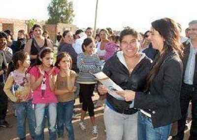Vecinos del barrio Eva Per�n firmaron los contratos de adjudicaci�n de terrenos
